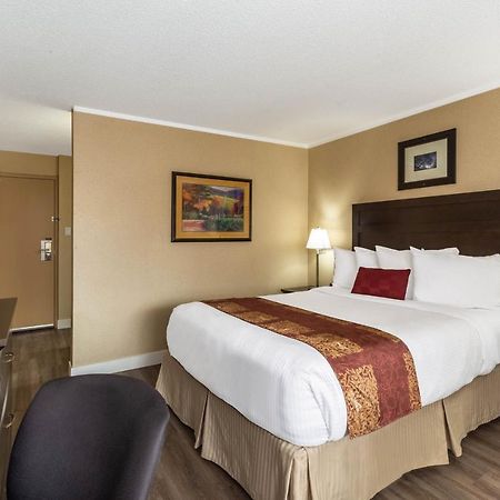 Hotel Ramada By Wyndham Coquitlam Esterno foto